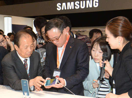 설명듣는 장동현사장  SK텔레콤 장동현사장이 2일 오후(한국시간) 스페인 바르셀로나에서 열리는 '모바일 월드 콩그레스 (MWC) 2015 '에서 삼성전자 부스를 방문 신종균 사장으로 부터 설명을 듣고 있다.